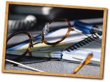 Brille, Notizbuch, Telefon